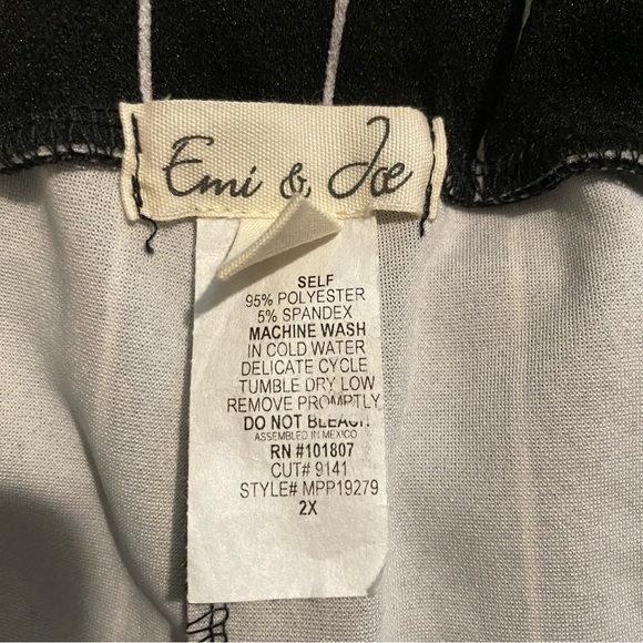 Emi & Joe Women’s Black & White Pinstriped Wide Leg Pants | Plus Size | Size 2X - Picture 7 of 8